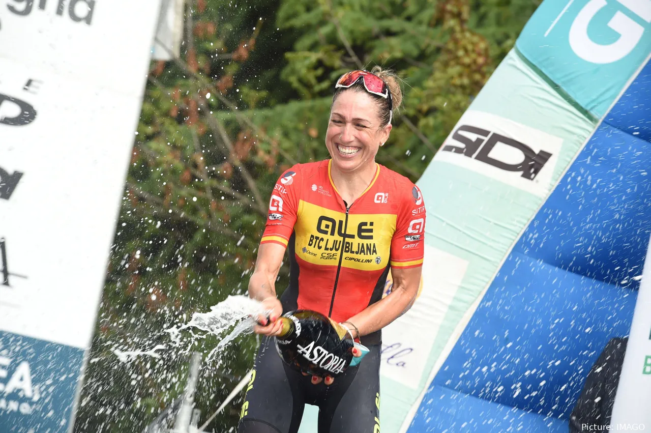 Mavi García celebrando un triunfo como campeona de España.