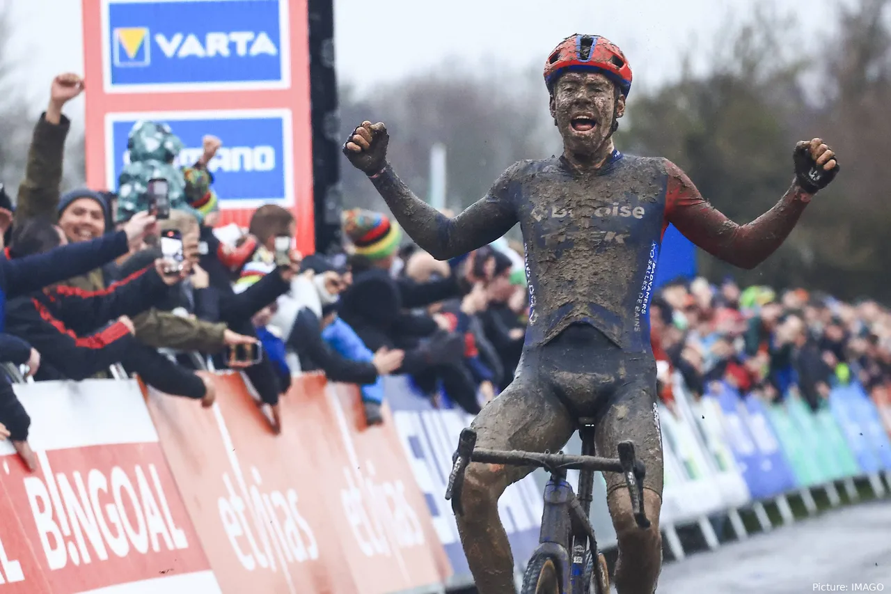 Pim Ronhaar gana la 5ª etapa de la Copa del Mundo de ciclocross UCI élite masculina 2023