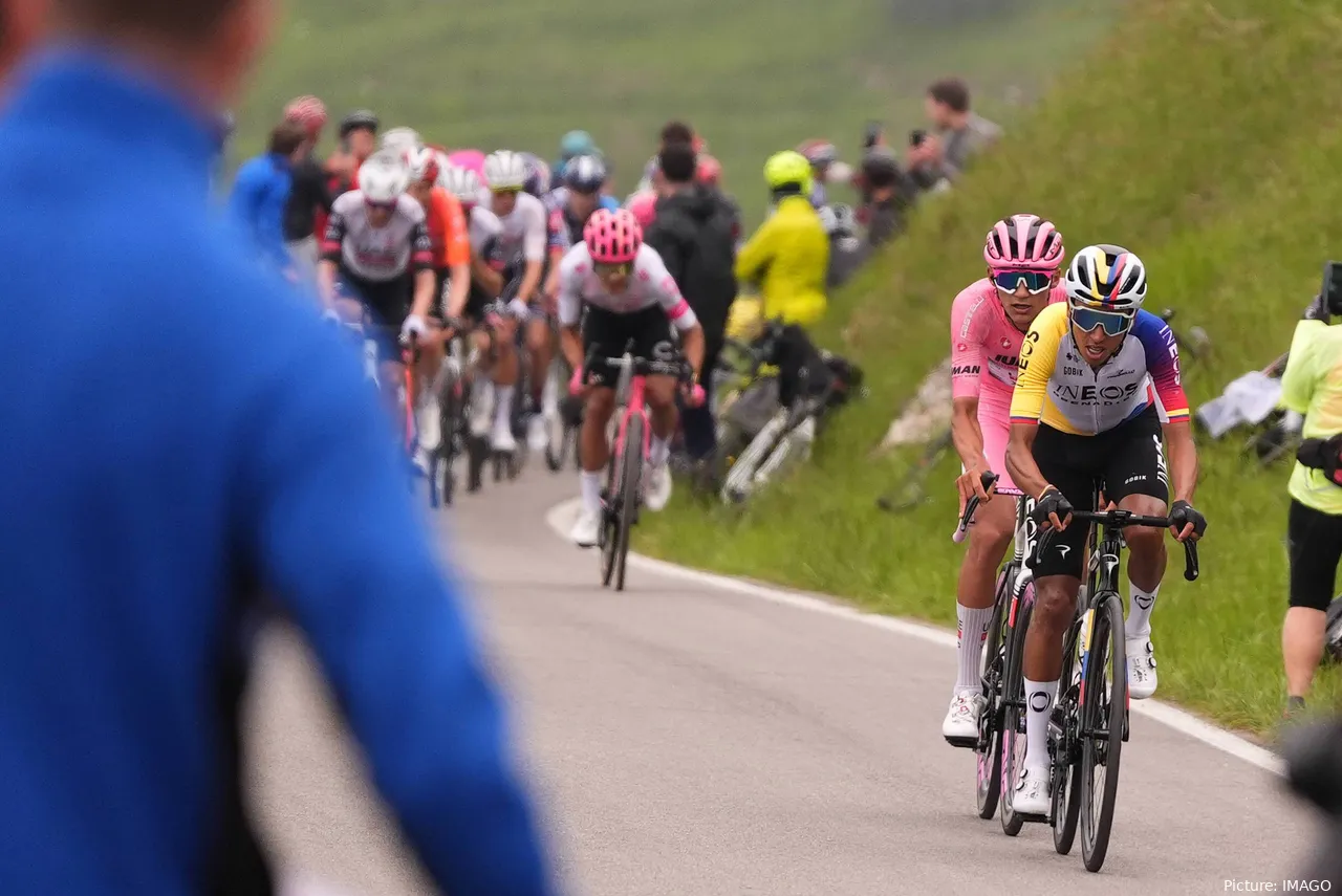 Egan Bernal atacó en el Monte Grappa durante la etapa 15 del Giro