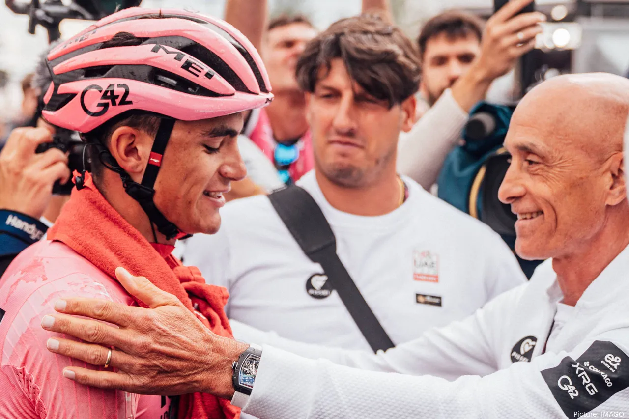 Isaac del Toro y Mauro Gianetti, jefe del UAE Team Emirates XRG