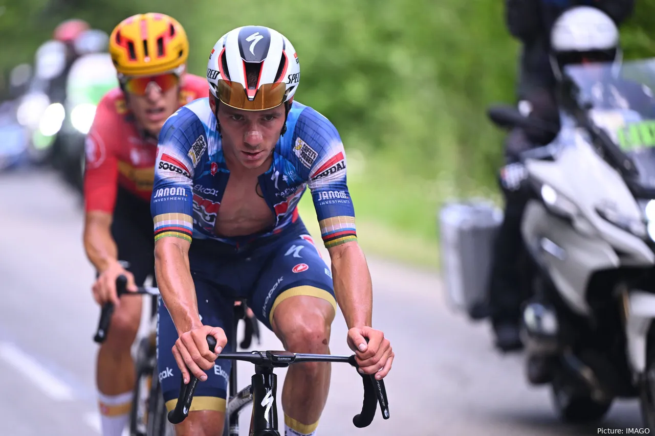 Remco Evenepoel junto a Tobias Halland Johannessen en la 7ª etapa del Critérium du Dauphiné 2025