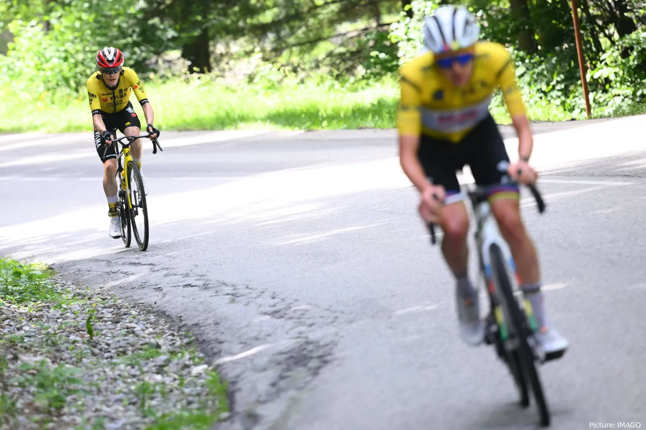 Tadej Pogacar, dejando tirado a Jonas Vingegaard en la 7ª etapa del Critérium du Dauphiné 2025