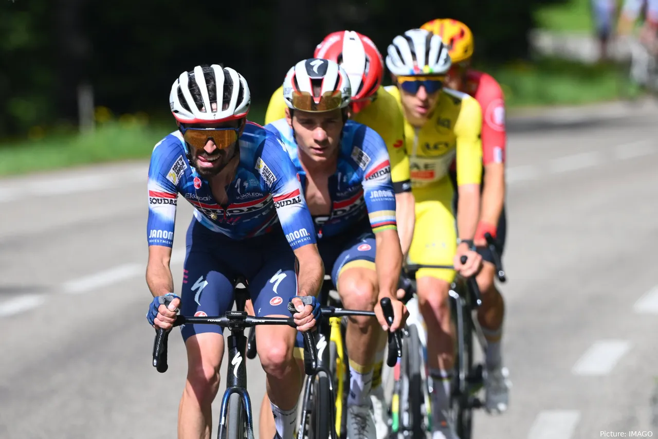 Valentin Paret-Peintre, tirando de Remco Evenepoel en el pasado Critérium du Dauphiné