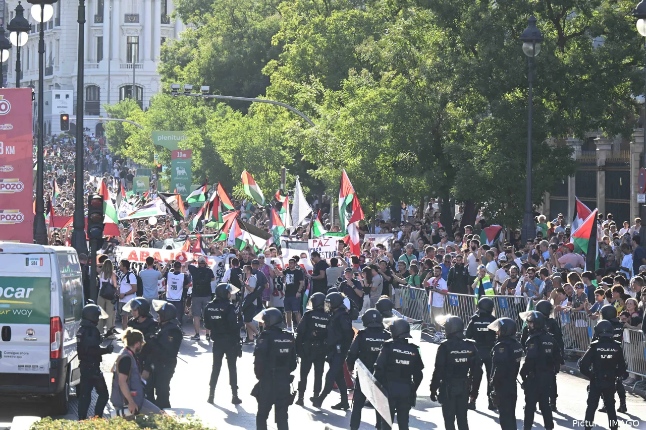 Las manifestaciones protagonizaron la última etapa de la Vuelta a España 2025