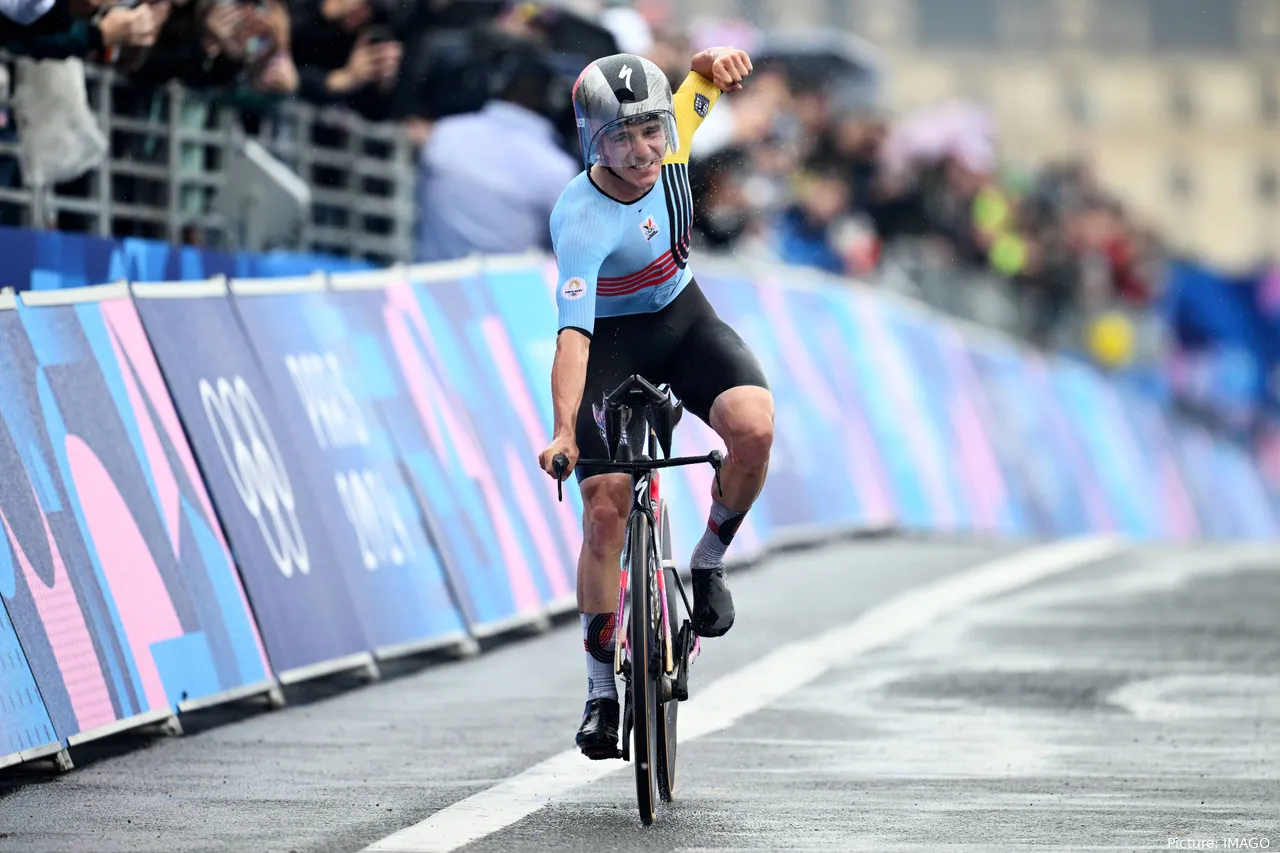 Remco Evenepoel, campeão olímpico de contrarrelógio, é um dos grandes adversários de van der Poel para sábado