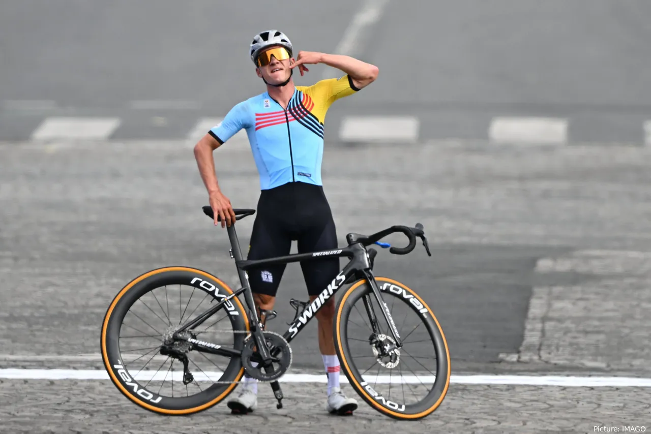 Remco Evenepoel foi imperial em Paris
