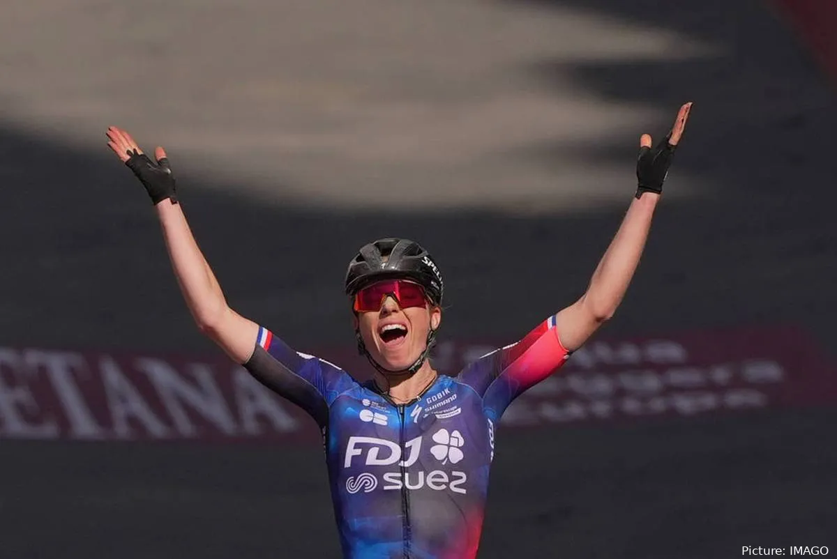 Demi Vollering wins the 2025 Strade Bianche Donne