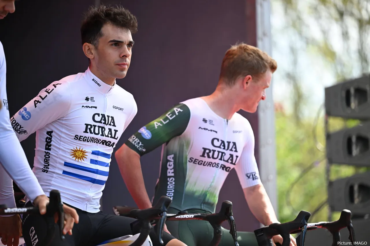 Thomas Silva (à esquerda), ciclista da Caja Rural