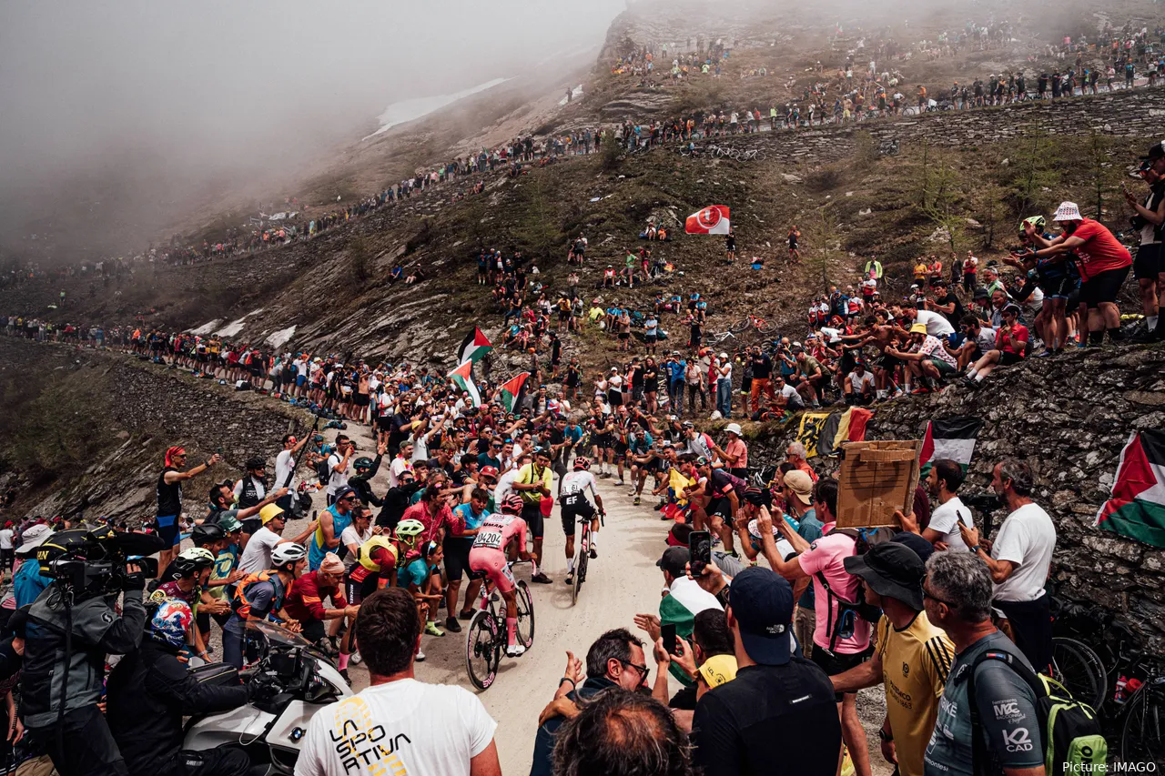 O impasse entre Carapaz e Del Toro deu a vitória no Giro a Simon Yates
