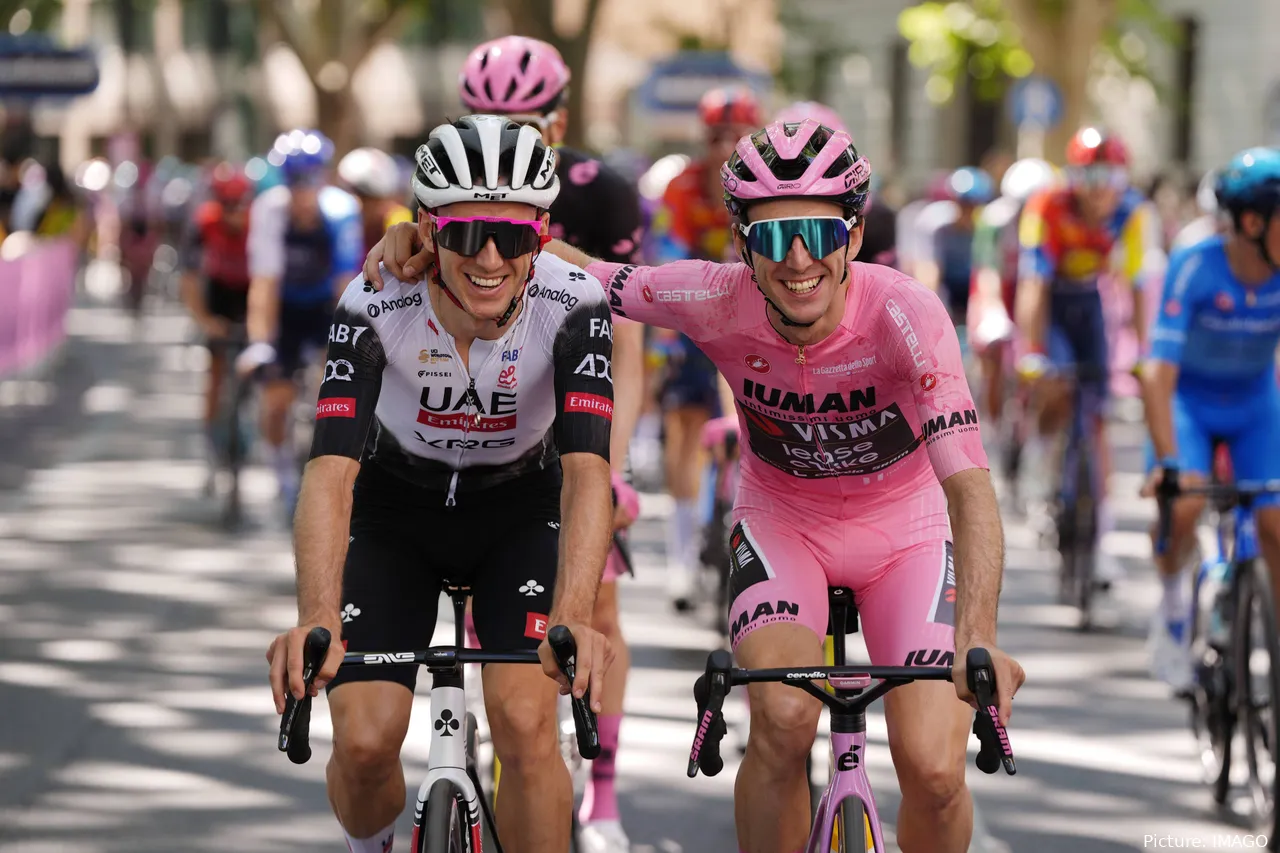Os irmãos Yates na consagração de Simon como campeão da Volta a Itália 2024
