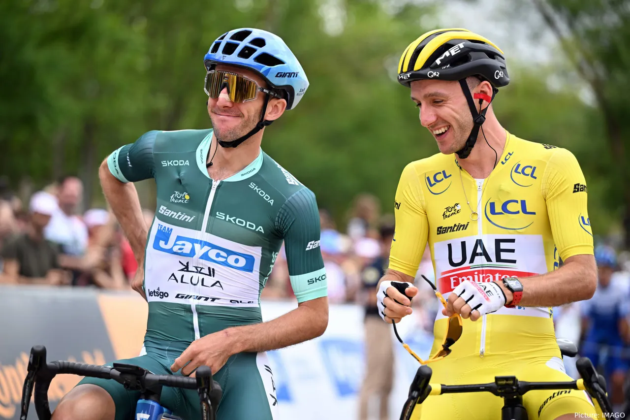 Simon Yates (verde) e Adam Yates (amarelo) no Tour 2023