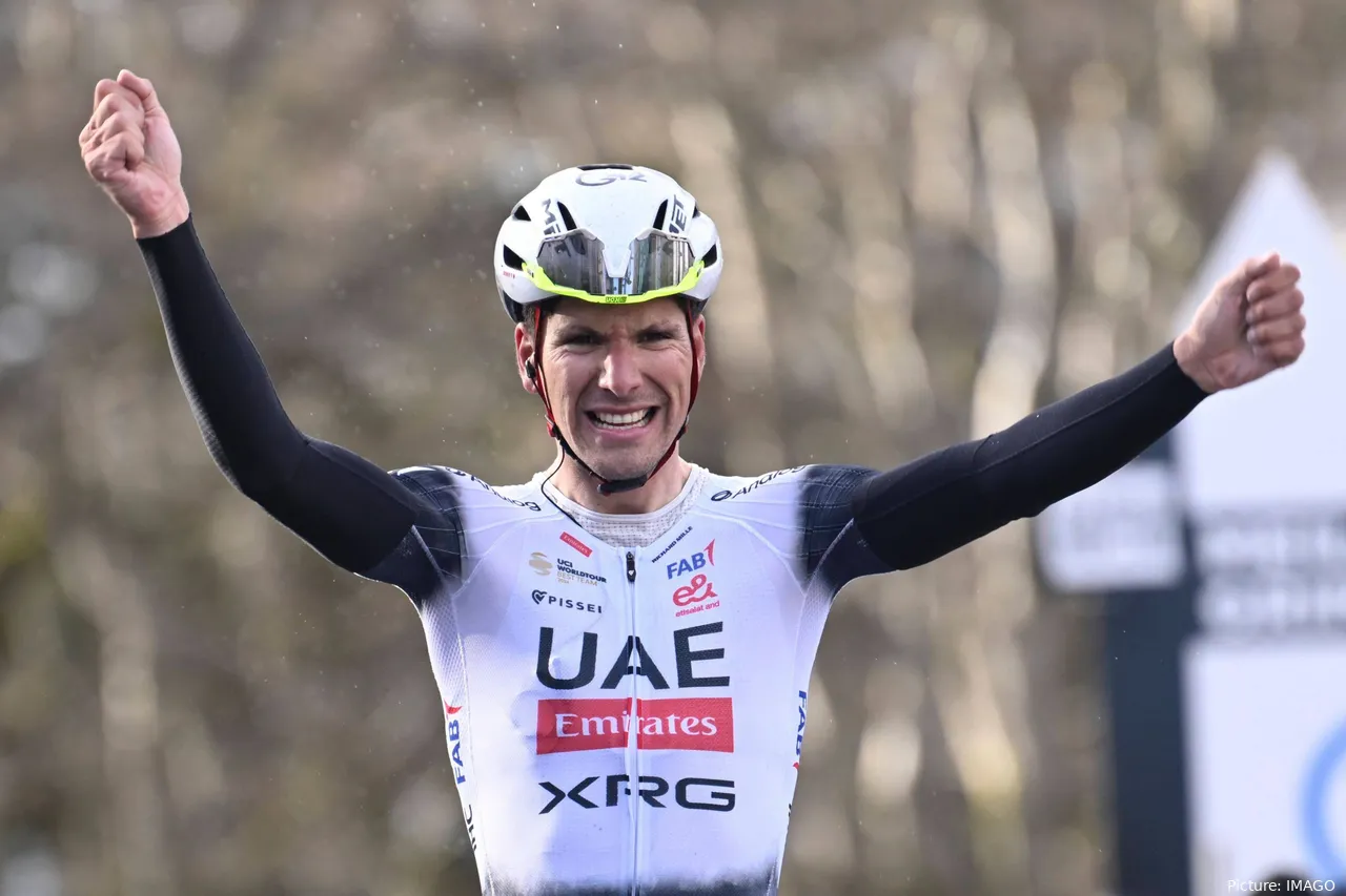 João Almeida hebt die Arme nach seinem Sieg auf der 7. Etappe von Paris-Nizza 2025