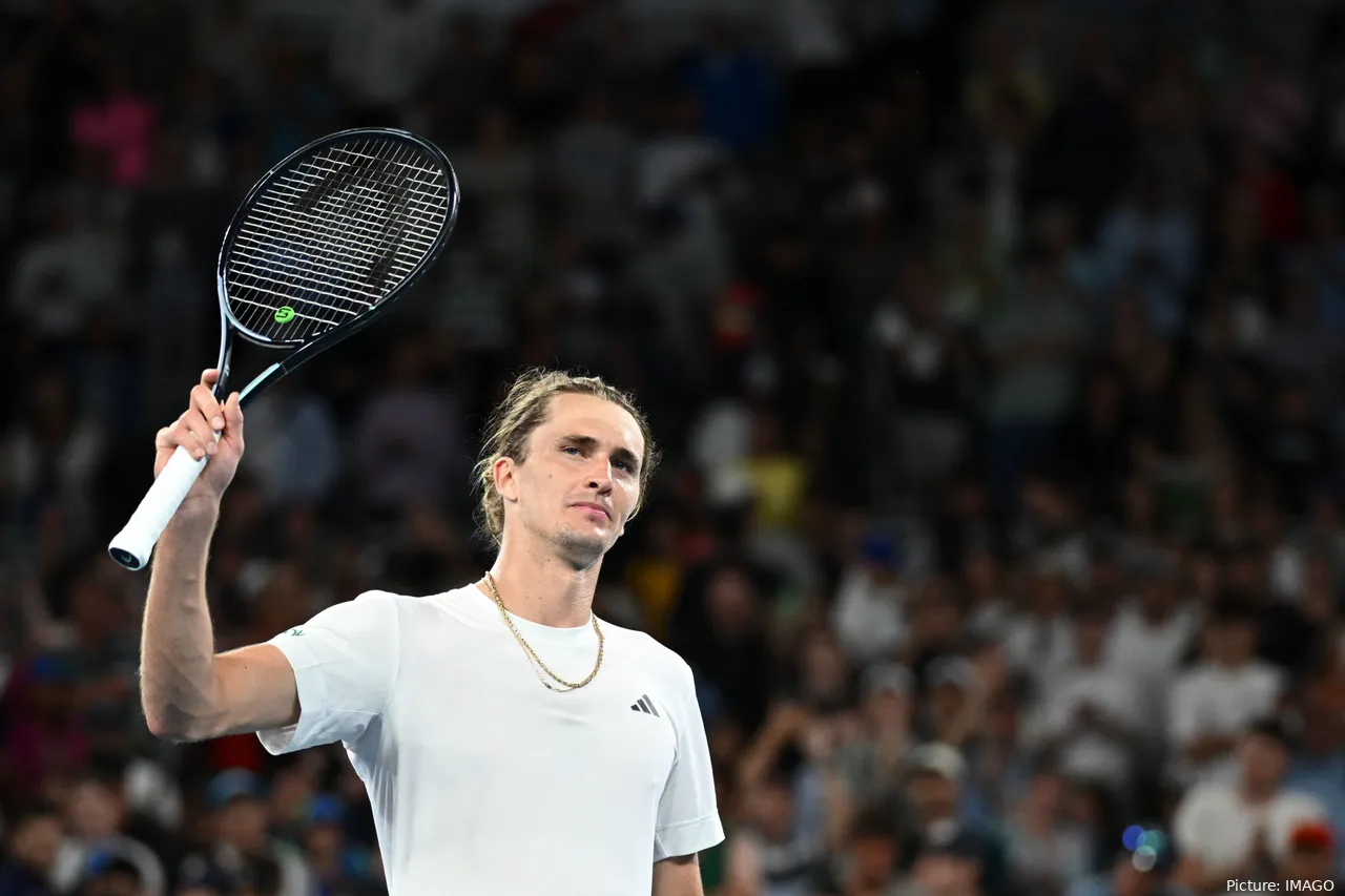 Bild Alexander Zverev Schläger erhoben in Richtung Fans grüßend&lt;br&gt;