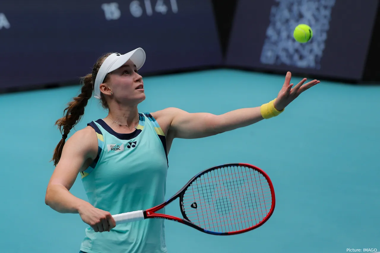 Rybakina im Finale der Miami Open 2024 Anwurf zum Aufschlag&lt;br&gt;