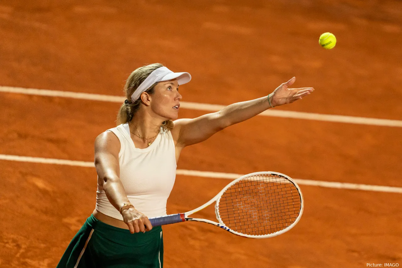 Bild Danielle Collins kurz nach Ballwurf zum Aufschlag&amp;amp;lt;br&amp;amp;gt;