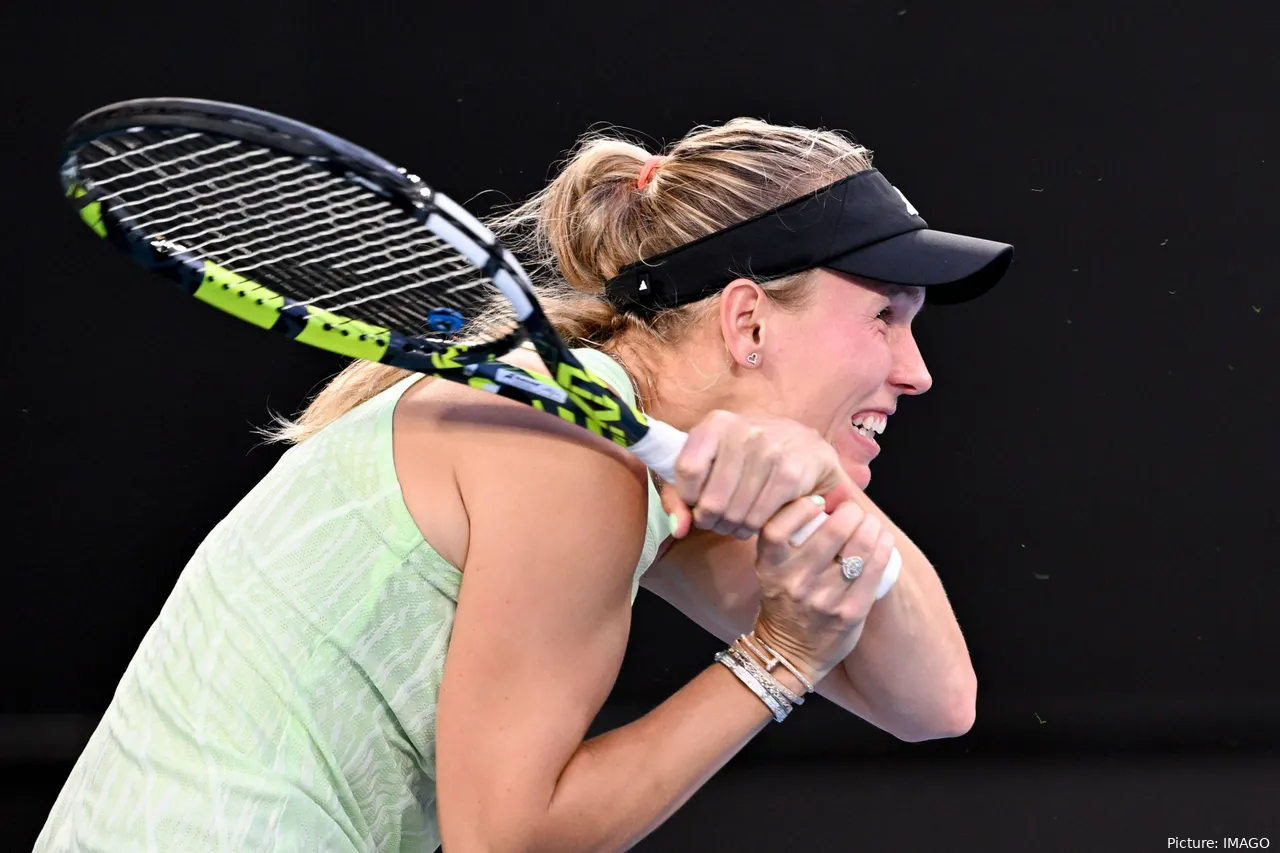 Nahaufnahme Caroline Wozniacki nach Vorhandschlag Zähne aufeinandergebissen, Schläger durchgezogen<br>