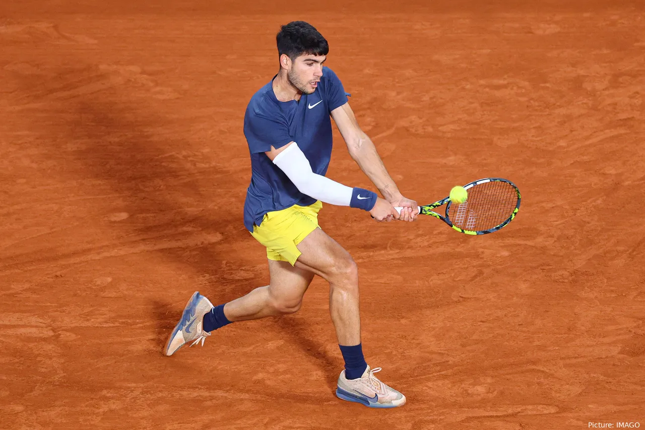 Carlos Alcaraz tiene un récord de 5-0 sobre Tsitsipas en enfrentamientos directos.