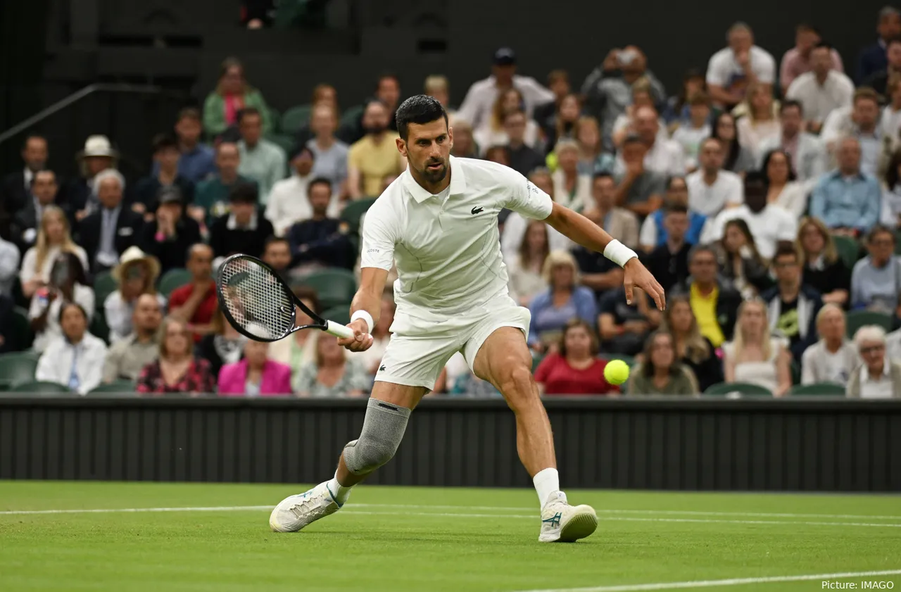 Novak Djokovic jugando en el Campeonato de Wimbledon 2024.