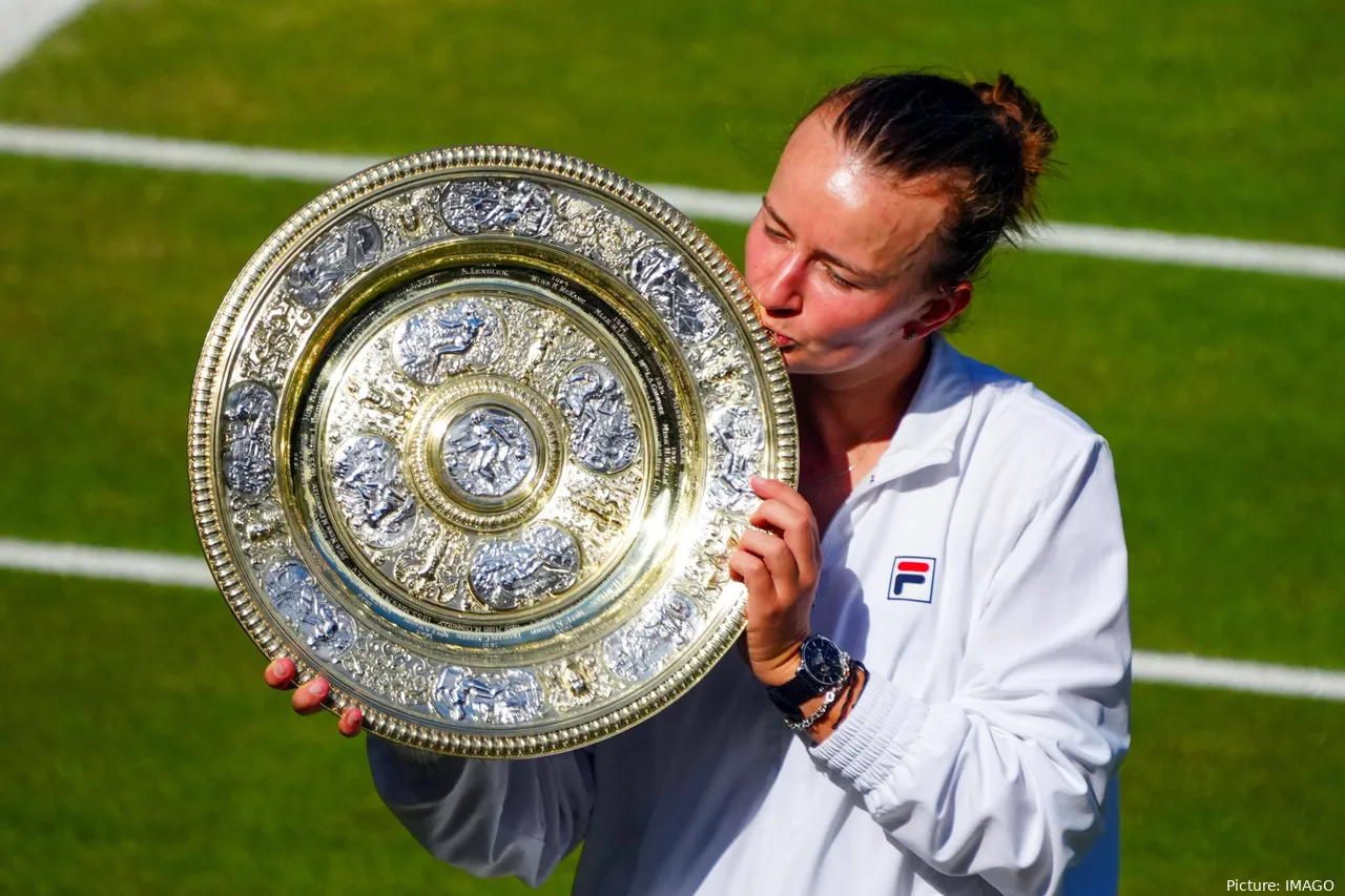 Barbora Krejcikova mit dem&nbsp;Venus Rosewater Dish in Wimbledon.