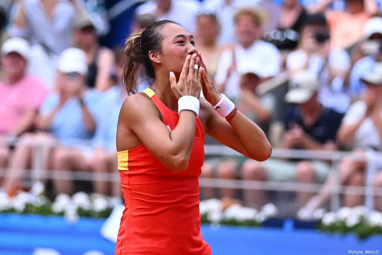 Zheng Qinwen continúa su racha de medallas de oro;