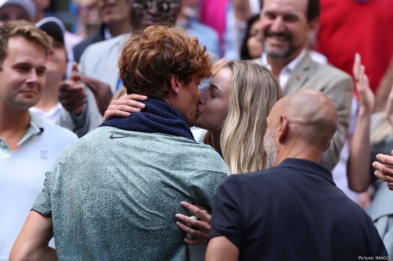 Jannik Sinner, en la foto con su novia Anna Kalinskaya, estuvo sublime.