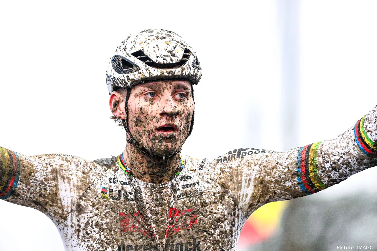 Mathieu van der Poel wint cross in Baal