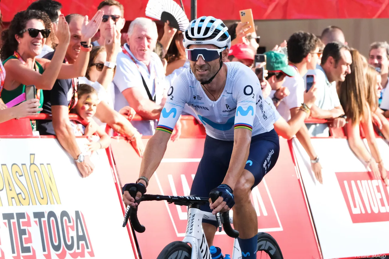 Alejandro Valverde rijdt solo door de straten van Madrid tijdens de 77e editie van de Vuelta a Espana in 2022