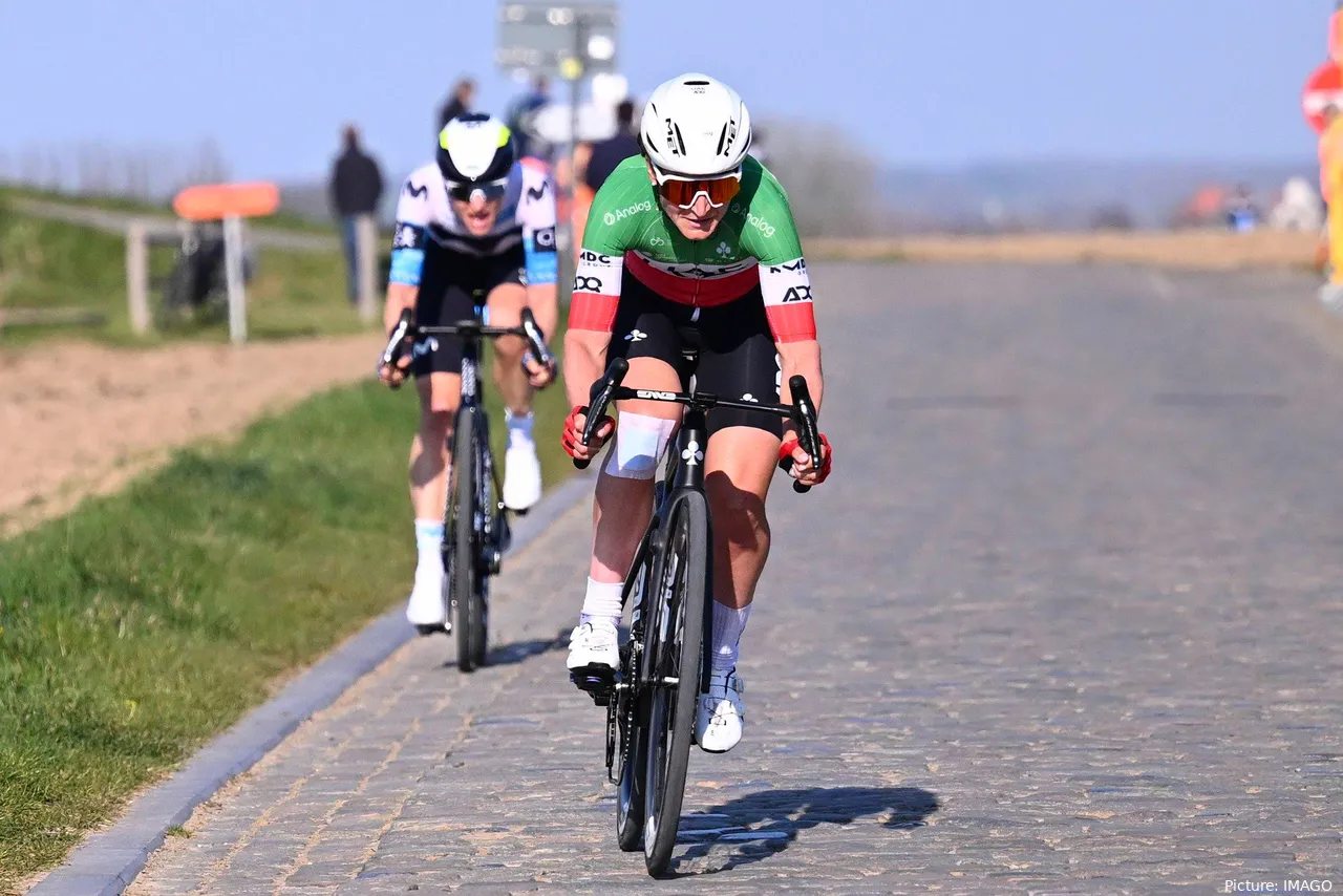 Elisa Longo Borghini rijdt weg van haar laatste concurrente, Marlen Reusser (Movistar)