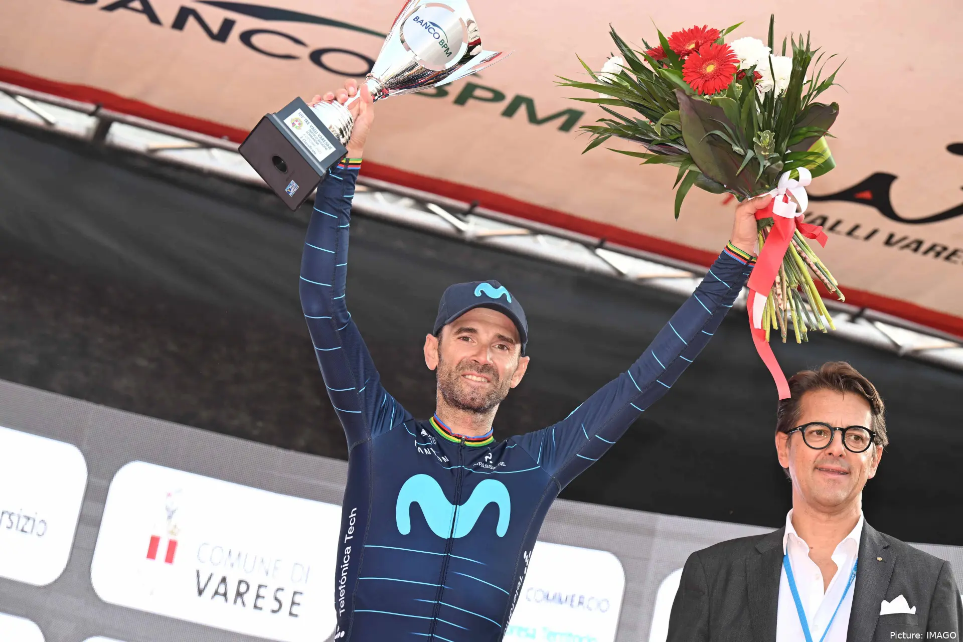 alejandro valverde en el podio de las tre valli varesine 2022