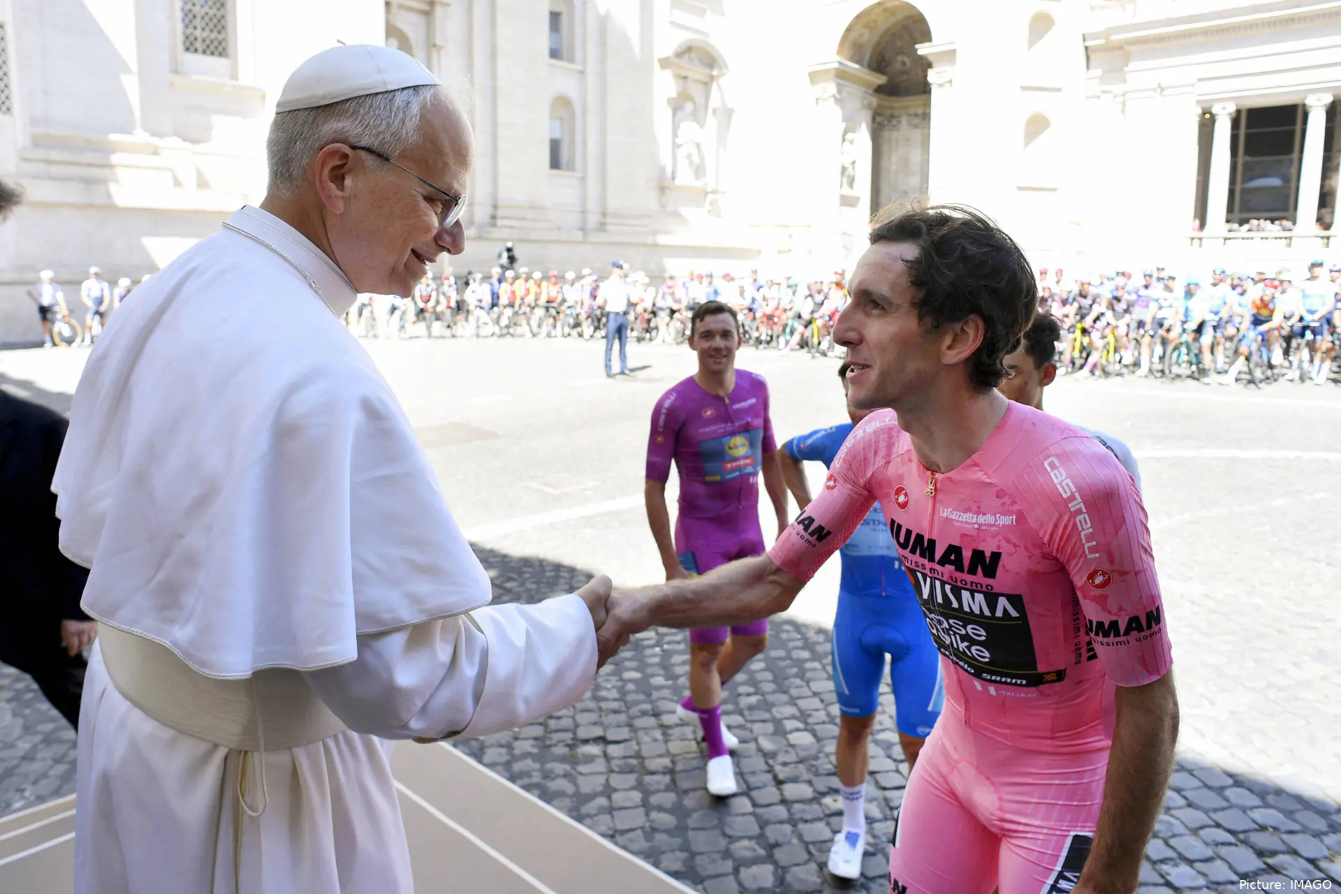 Simon Yates, saludando al Papa en El Vaticano