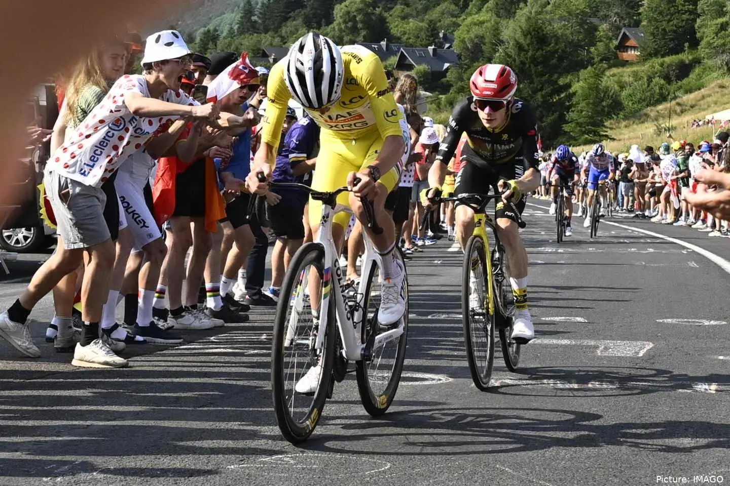 Tadej Pogacar se bate con Jonas Vingegaard durante el Tour de France 2025. @Sirotti