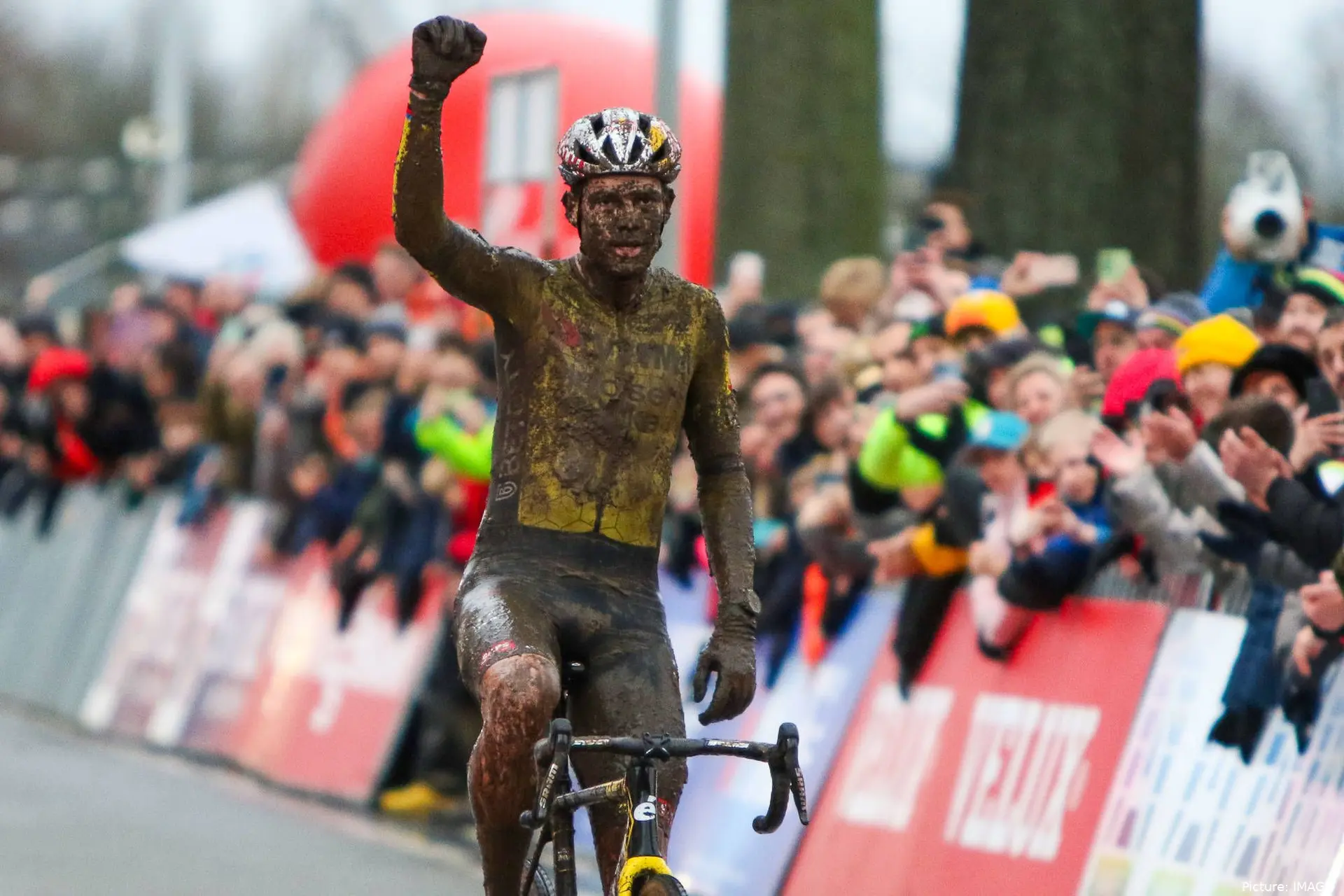 Wout van Aert celebrando la Copa del Mundo de Dendermonde 2025