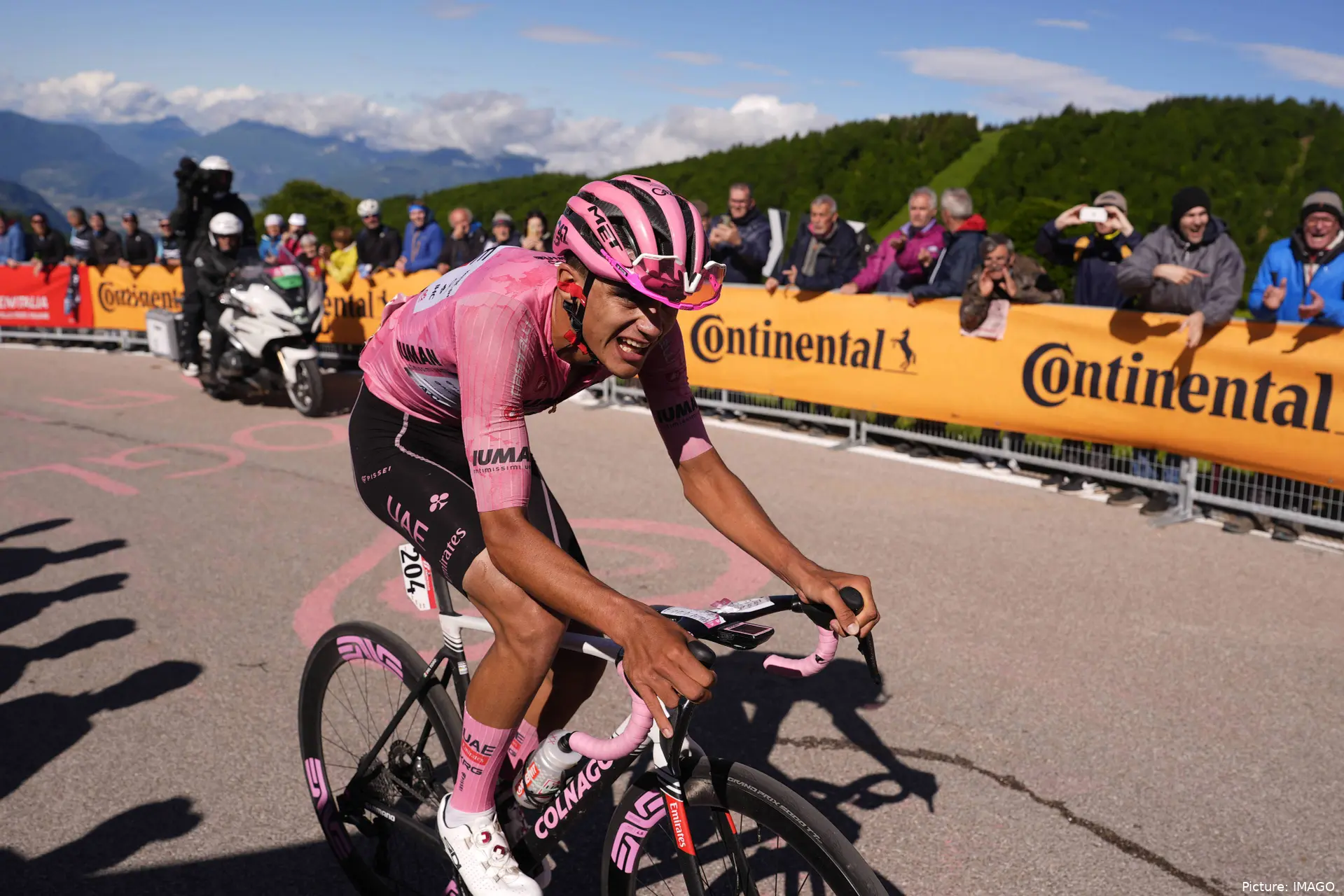 Isaac del Toro, en el Giro de Italia 2025 con la maglia rosa
