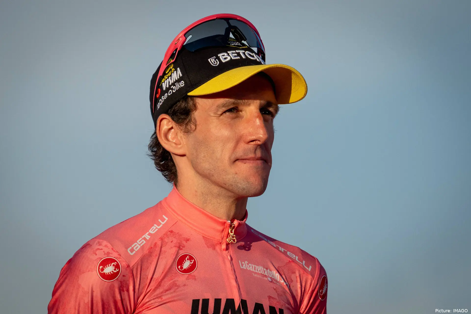 Simon Yates in the maglia rosa of the 2025 Giro d’Italia
