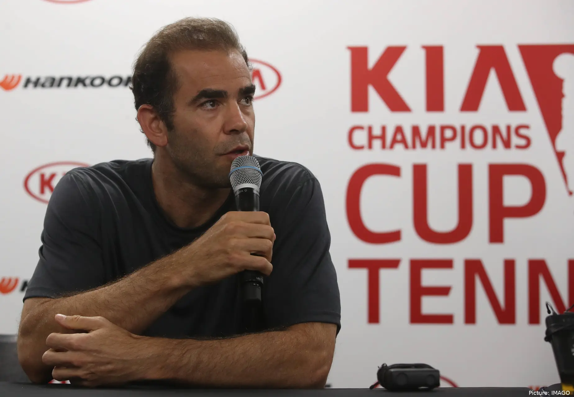 Pete Sampras towards the end of his career speaks to the media.
