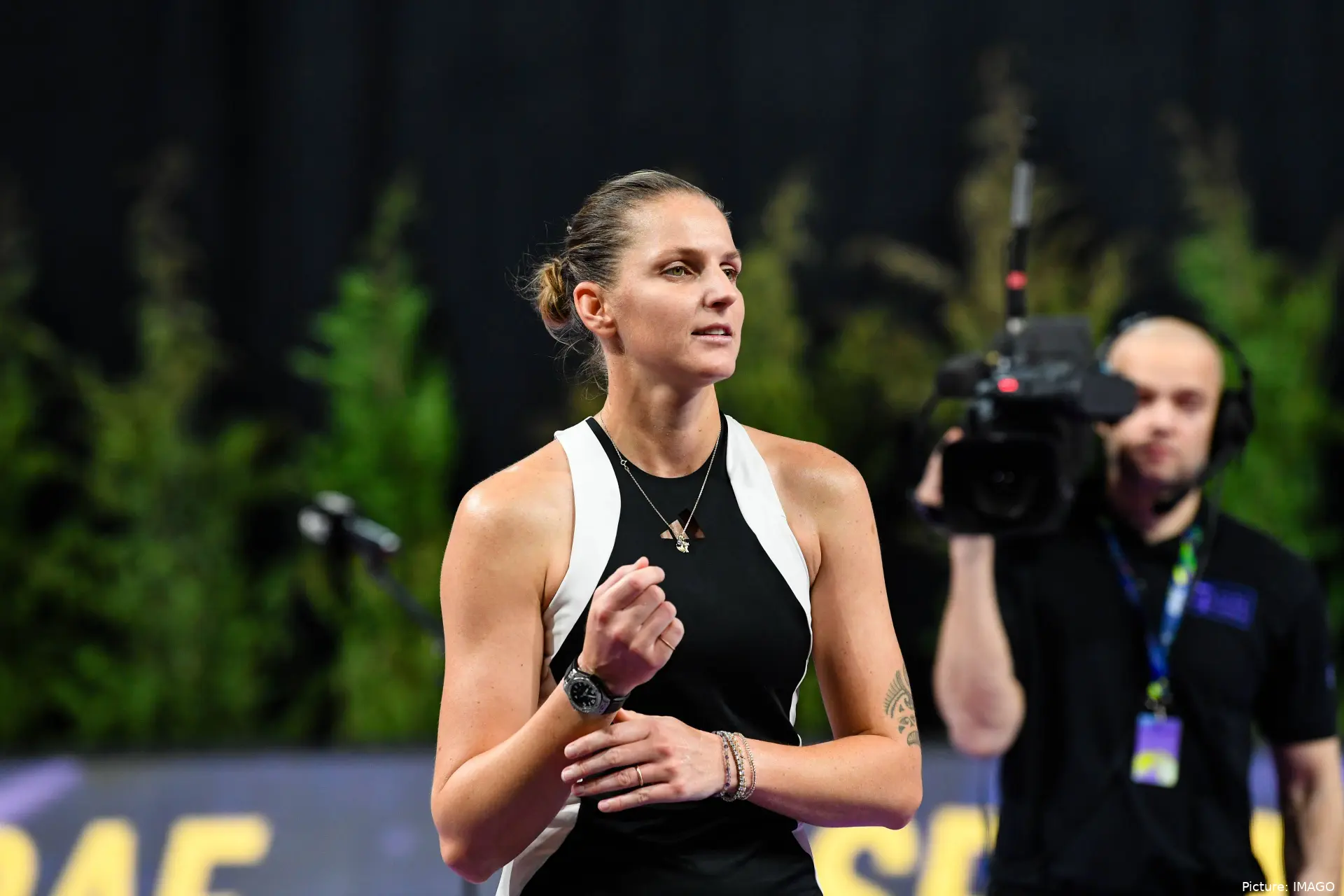 Karolina Pliskova grabs wrist.