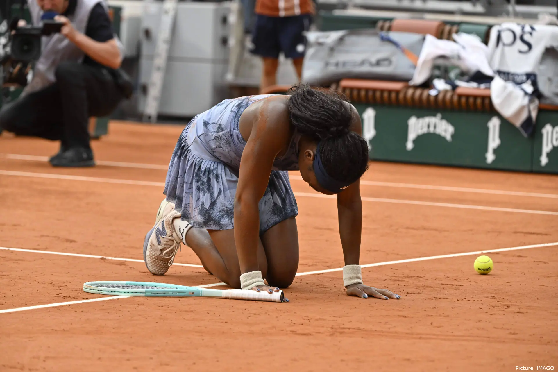 Gauff on her knees after the match point in the Roland Garros final