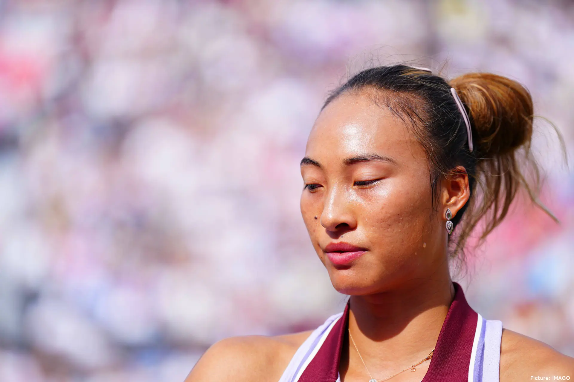 Zheng Qinwen looking on