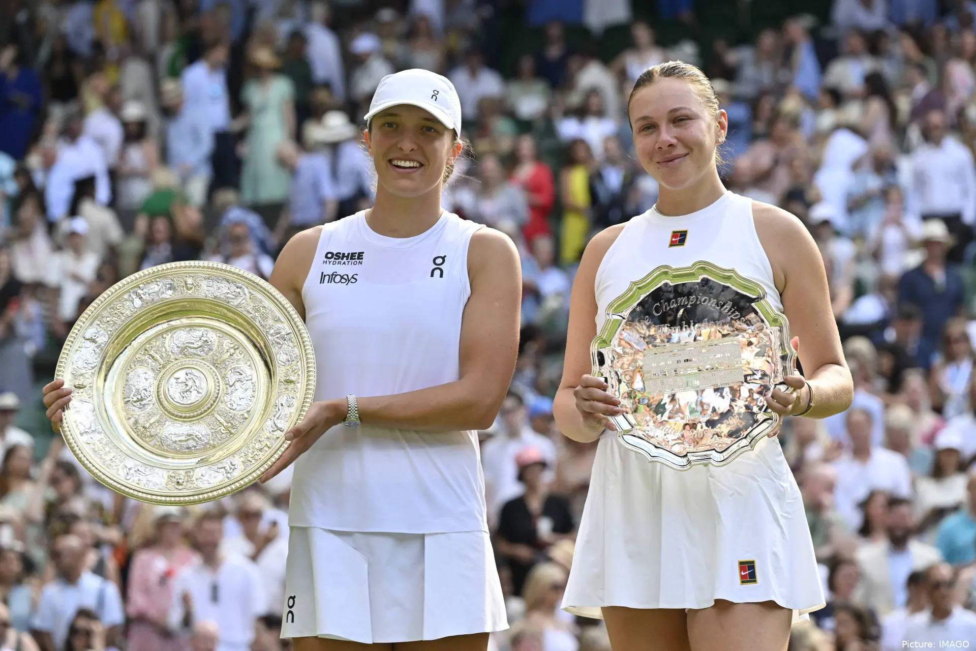 Iga Swiatek and Amanda Anisimova holding trophies