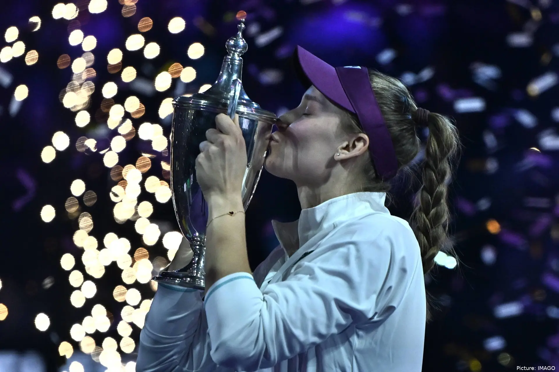 Elena Rybakina kissing the WTA Finals trophy