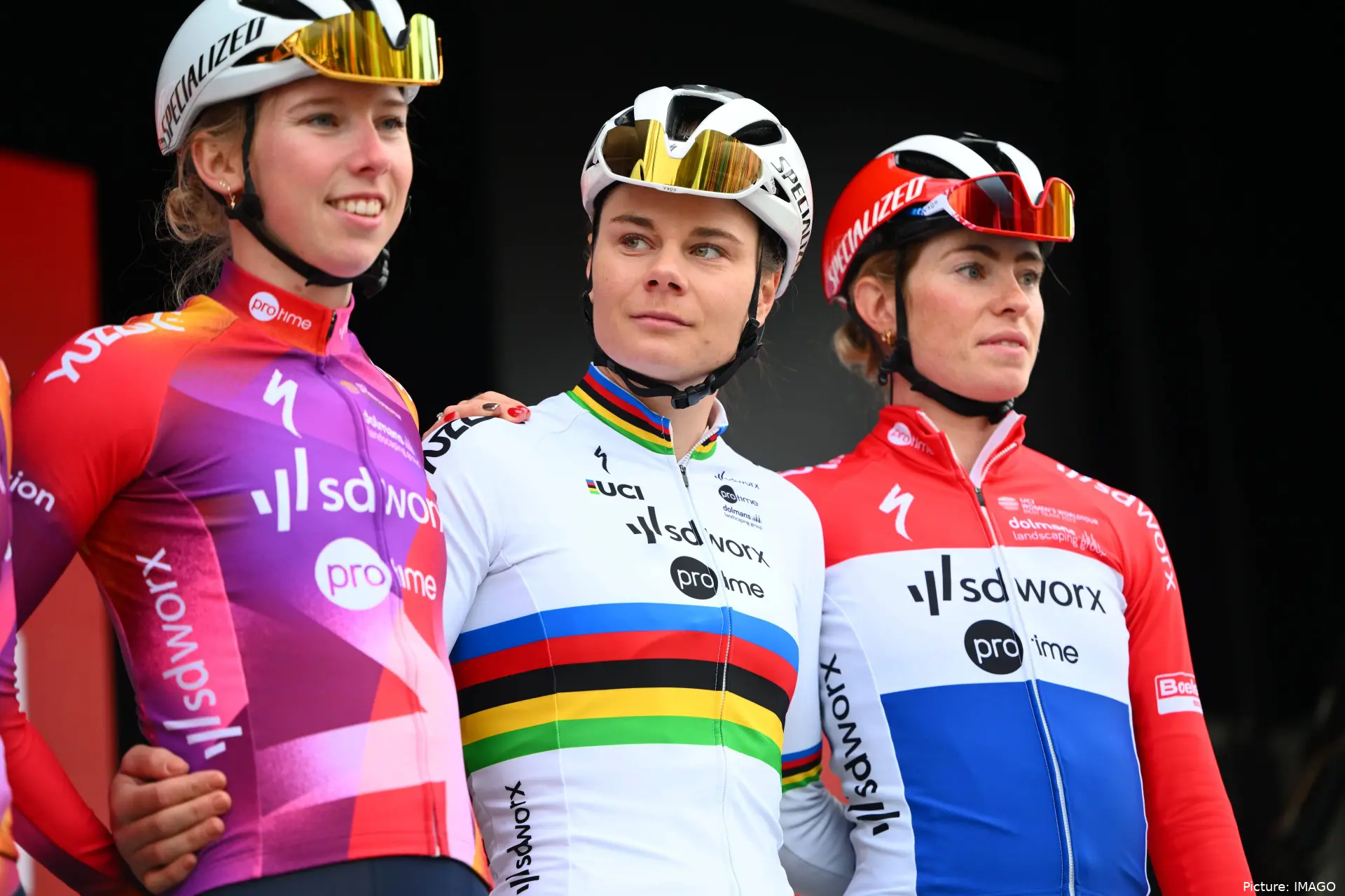 Lorena Wiebes, Lotte Kopecky en Demi Vollering poseren samen