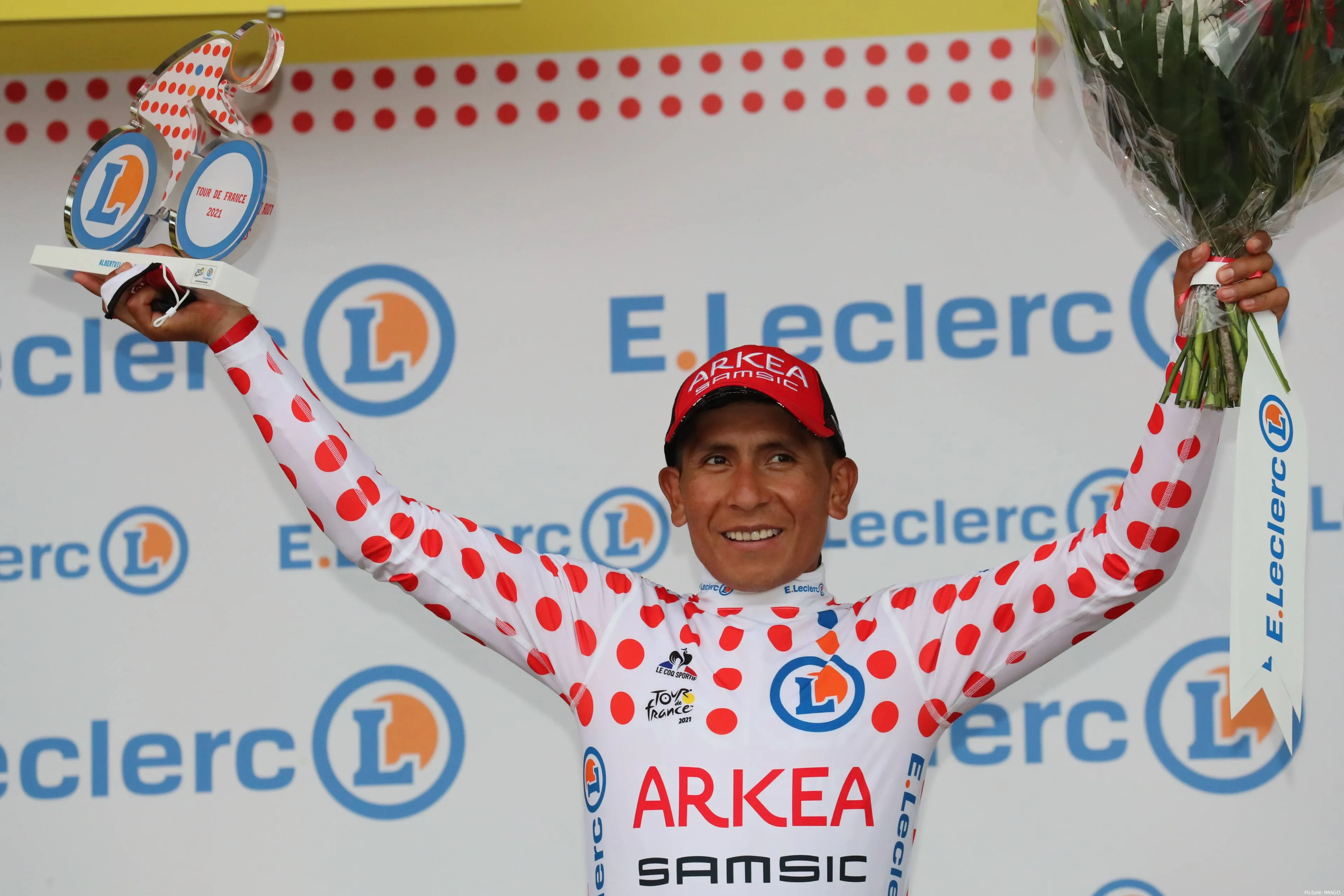 nairo quintana celebra con el maillot rojo de lunares al mejor escalador tras la etapa 11 del tour de francia