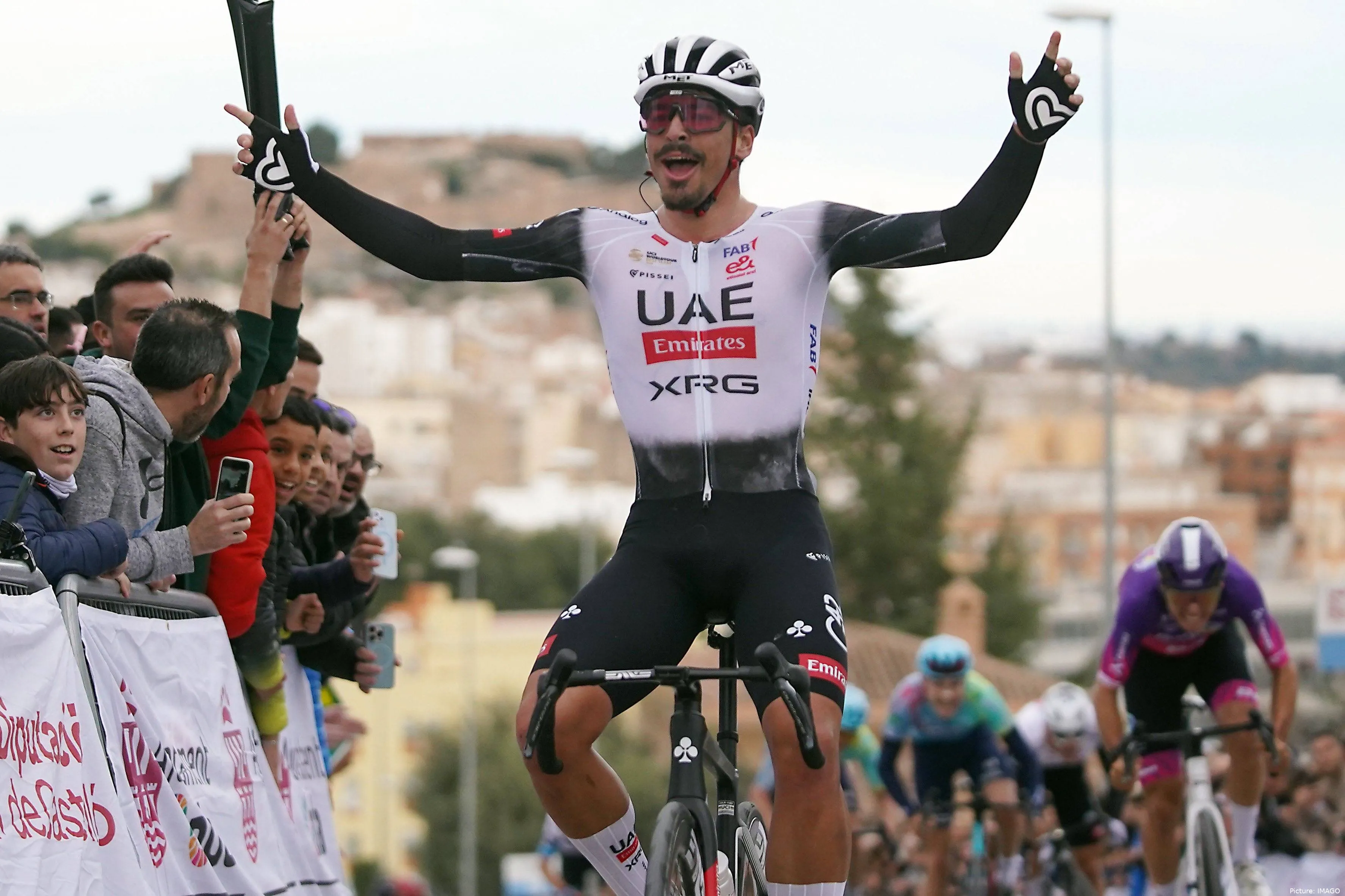 Antonio Morgado, celebrando una victoria con el UAE Team Emirates XRG.
