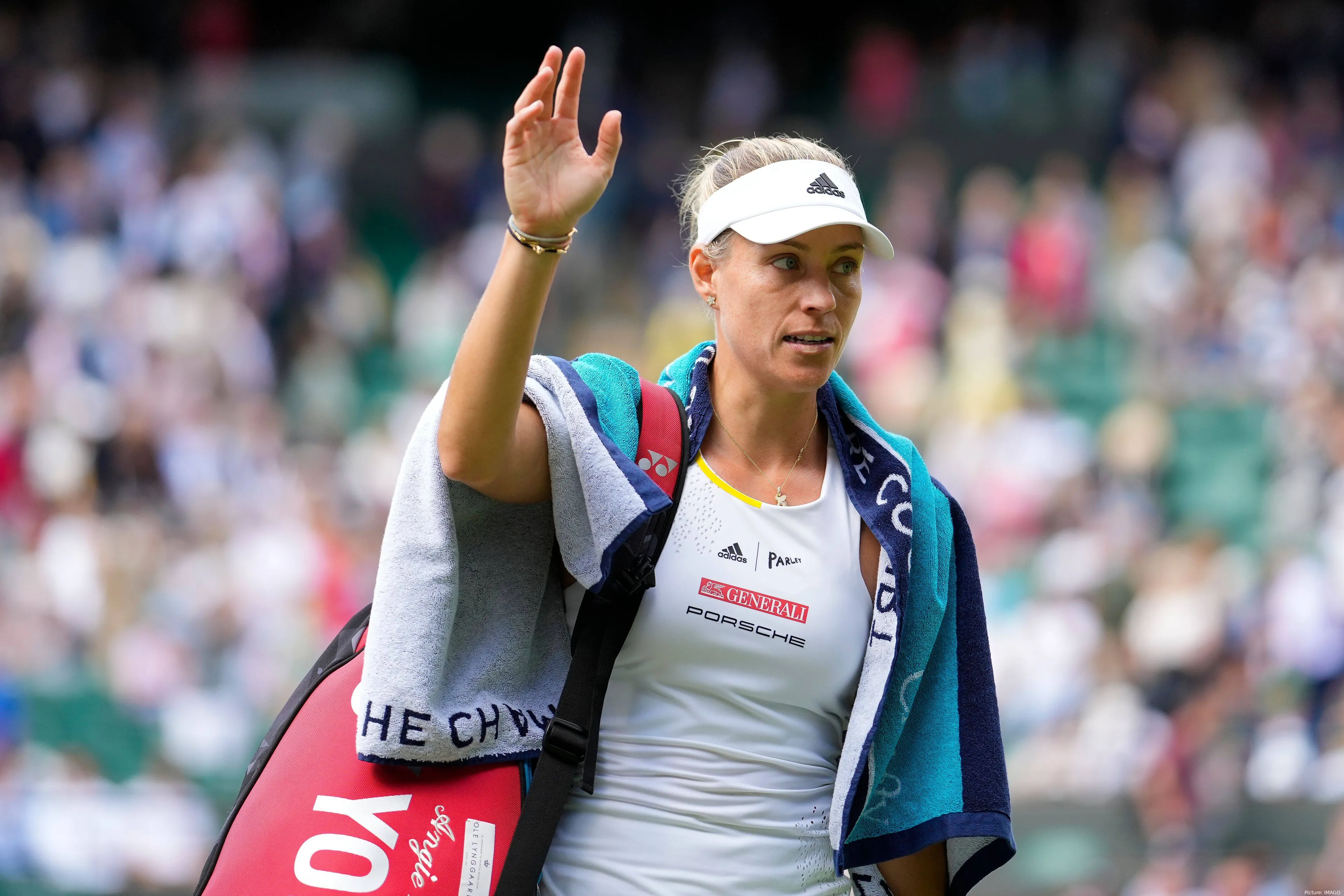 Bild Angelique Kerber nach Match in Wimbledon grüßt die Fans&amp;lt;br&amp;gt;