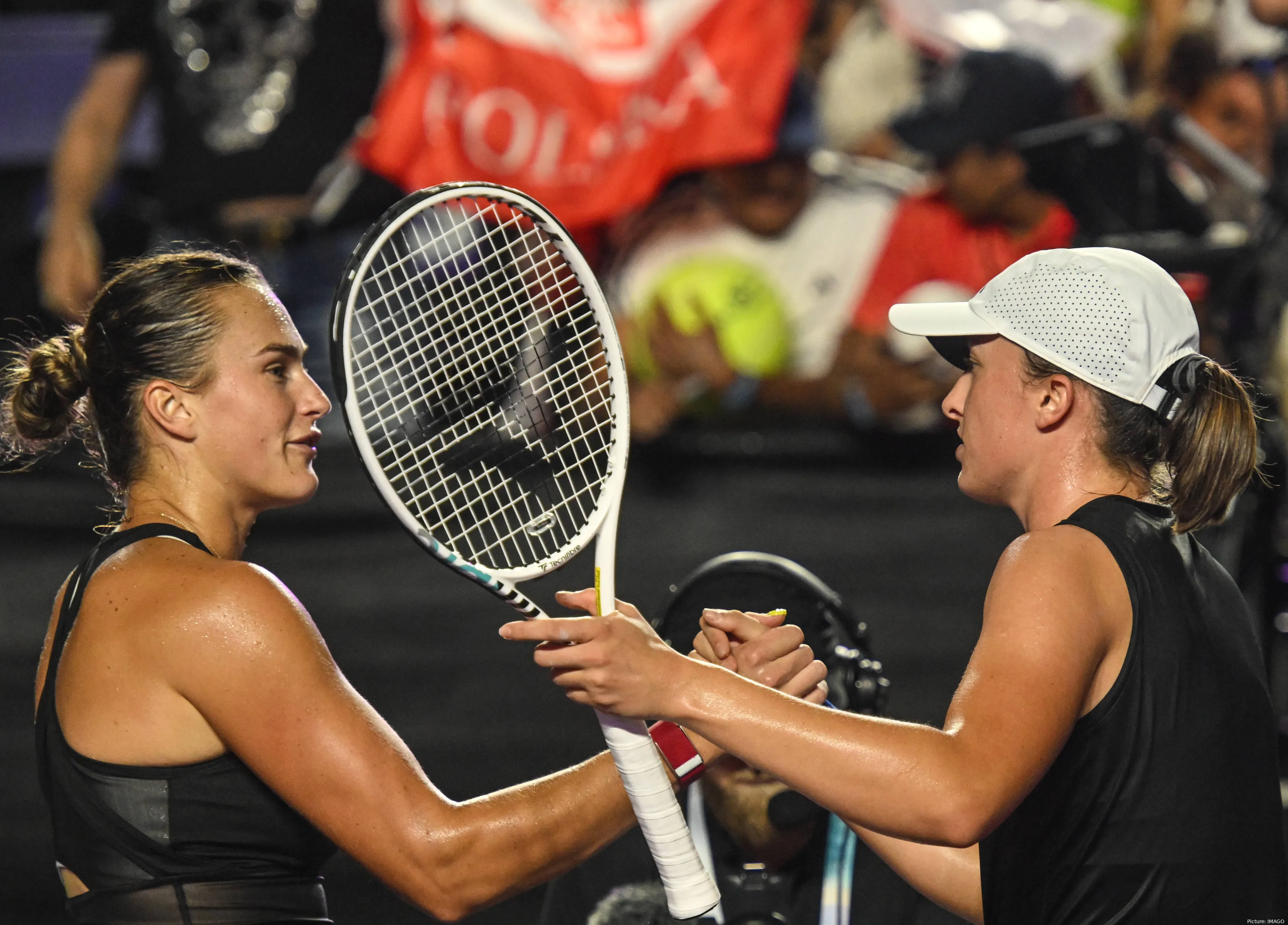 Bild&nbsp;Aryna Sabalenka und Iga Swiatek bei Handschlag am Netz nach anderem Match