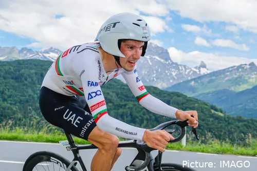 João Almeida en su camino hacia su segunda victoria de etapa en la contrarreloj final del Tour de Suiza. Yates ganaría la clasificación general. @Sirotti