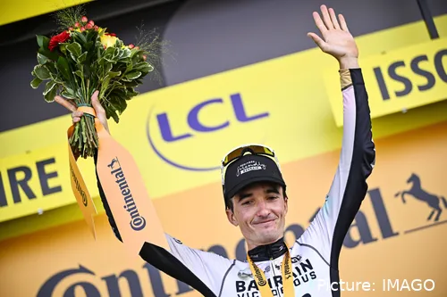 Pello Bilbao celebra en el podio tras ganar la 10ª etapa del Tour de Francia