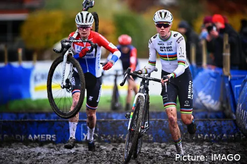 Puck Pieterse y Fem van Empel en una carrera