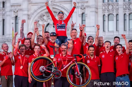 Red Bull - BORA - hansgrohe en el podio de la Vuelta a España 2024. @IMAGO