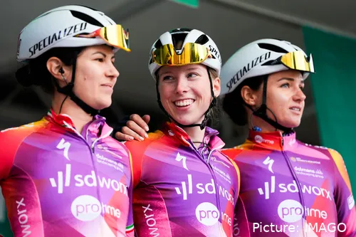 Lorena Wiebes, Elena Cecchini y Chantal van den Broek-Blaak del SD Worx